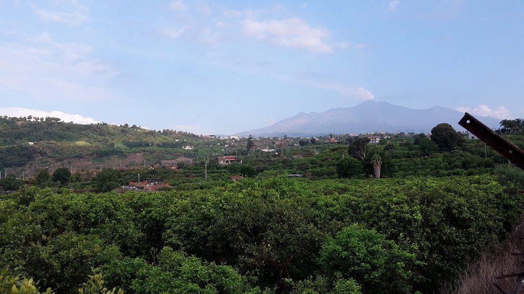 In cammino, l'Etna ci abbraccia